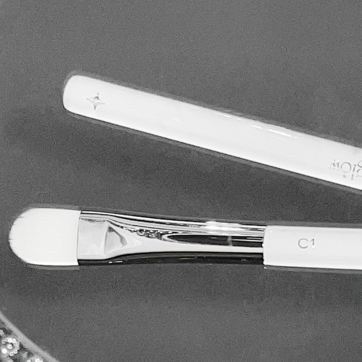 glow flat concealer brush 