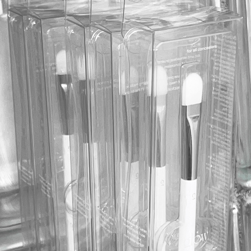 glow flat concealer brush 