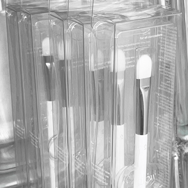 glow flat concealer brush 