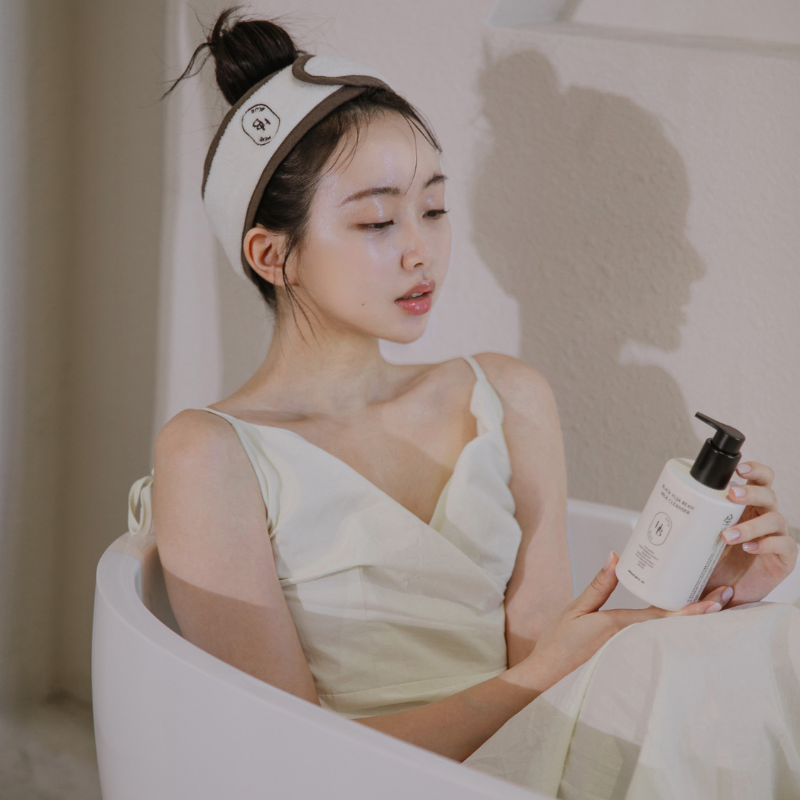 HEVEBLUE Black Yuja Bean Milk Cleanser